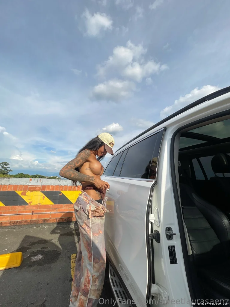 Laura Saenz — Laura Saenz — 12 fotos — Watch Laura Saenz Onlyfans pictures 4 with an emphasis on tranny