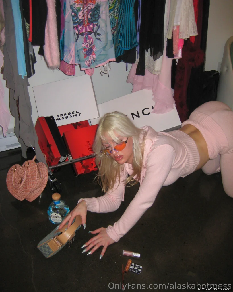 Goddess Alaska — Goddess Alaska — 12 fotos — Watch Goddess Alaska Onlyfans pictures with an emphasis on tranny