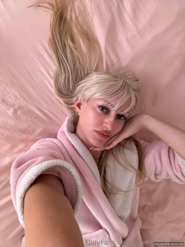 Goddess Alaska — Goddess Alaska — 12 fotos — Watch Goddess Alaska Onlyfans pictures with an emphasis on tranny
