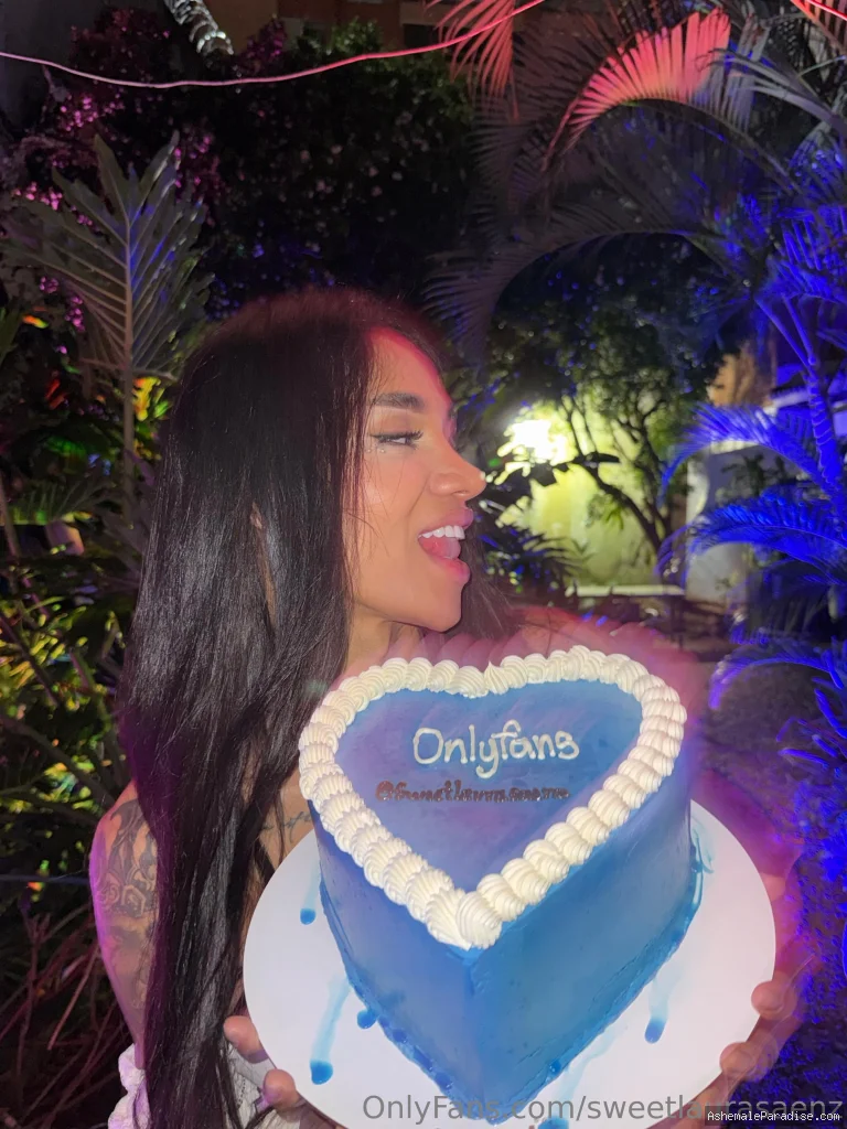 Laura Saenz — Laura Saenz — 12 fotos — Watch Laura Saenz Onlyfans pictures 6 with an emphasis on tranny