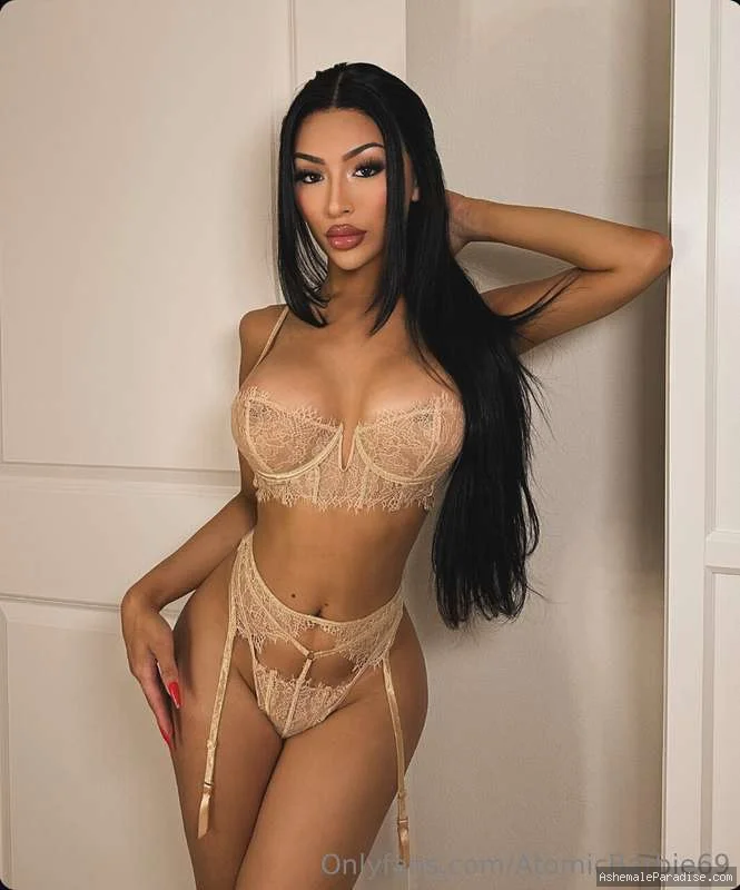 Elena Genevinne — Elena Genevinne — 16 fotos — OnlyFans Photos
