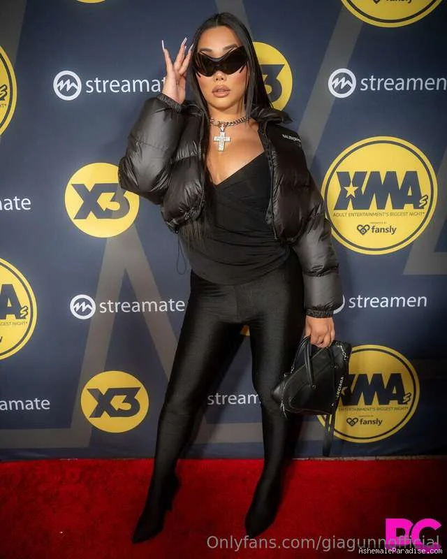 Gia Gunn — Gia Gunn — 56 fotos
