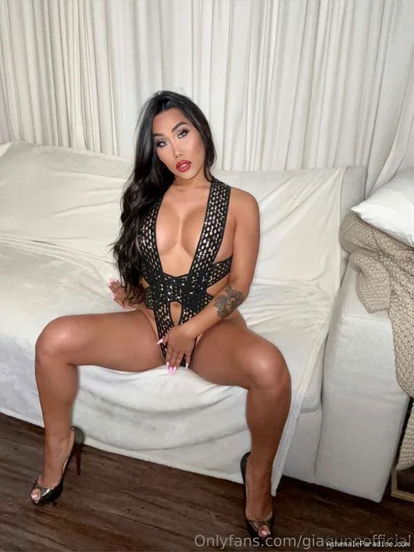 Gia Gunn — Gia Gunn — 56 fotos