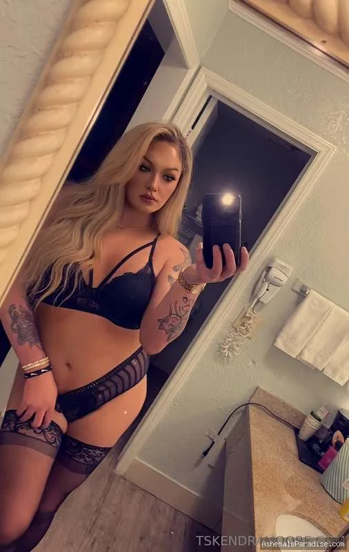 Kendra Moore — Kendra Moore — 32 fotos — OnlyFans Photos