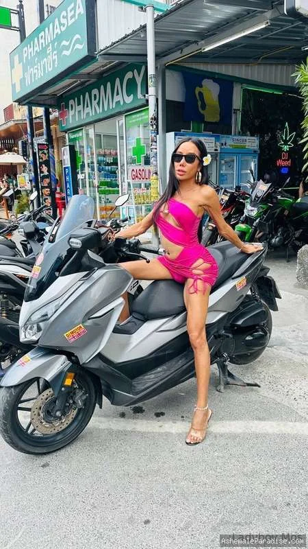 Ladyboy Mos — Ladyboy Mos — 20 fotos — OnlyFans Photos