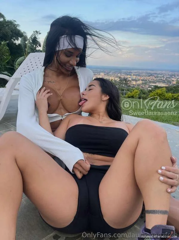 Laura Saenz — Laura Saenz — 34 fotos — OnlyFans Photos