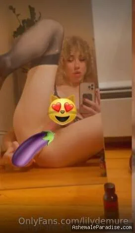 Lily Demure — Lily Demure — 90 fotos