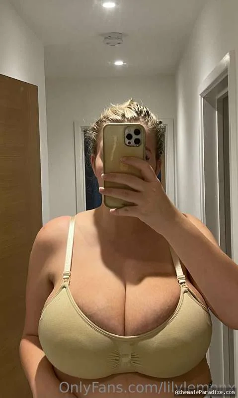 Lily Le — Lily Le — 32 fotos — OnlyFans Photos