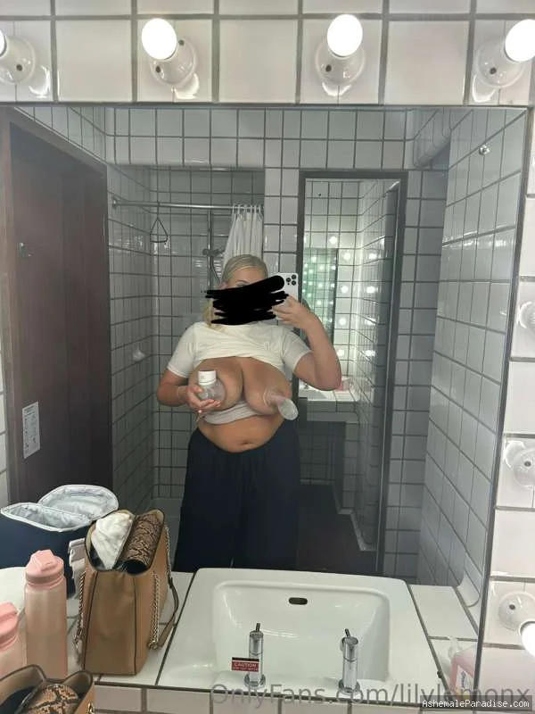 Lily Le — Lily Le — 32 fotos — OnlyFans Photos