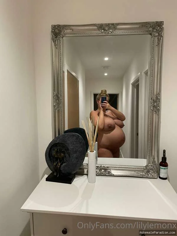 Lily Le — Lily Le — 32 fotos — OnlyFans Photos