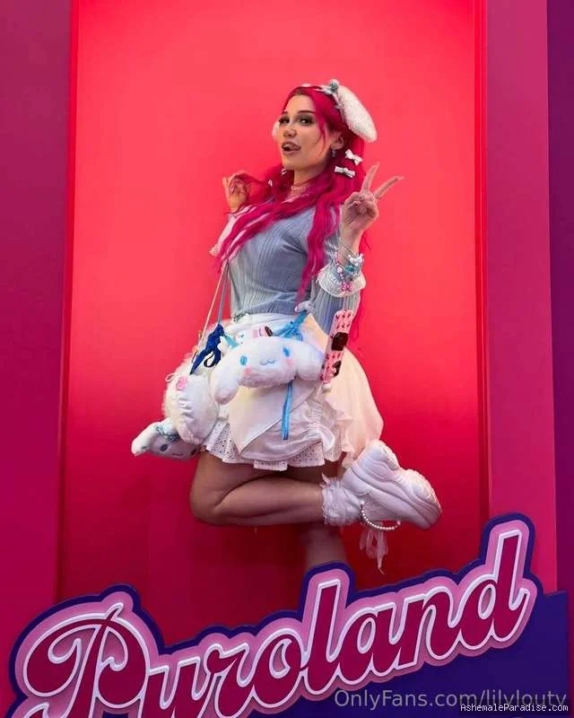 Lily Lou — 100 fotos