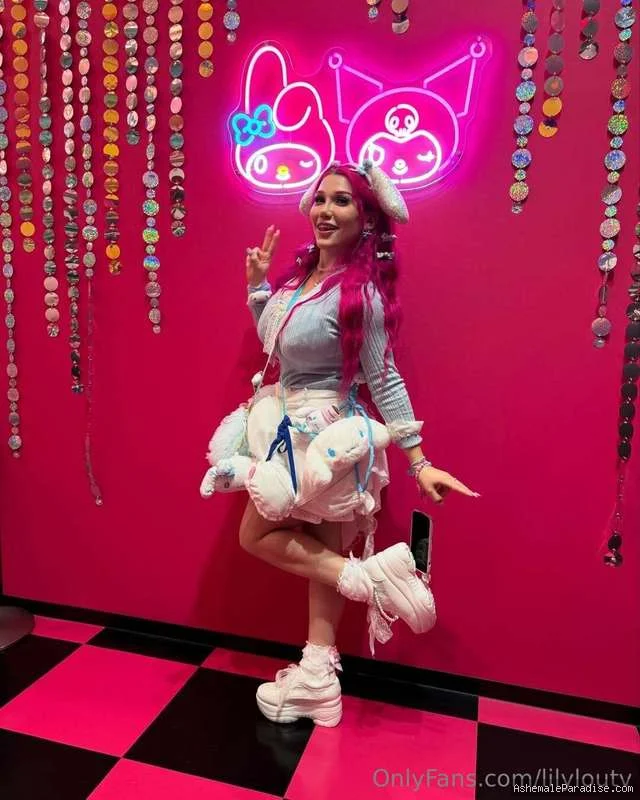 Lily Lou — 100 fotos