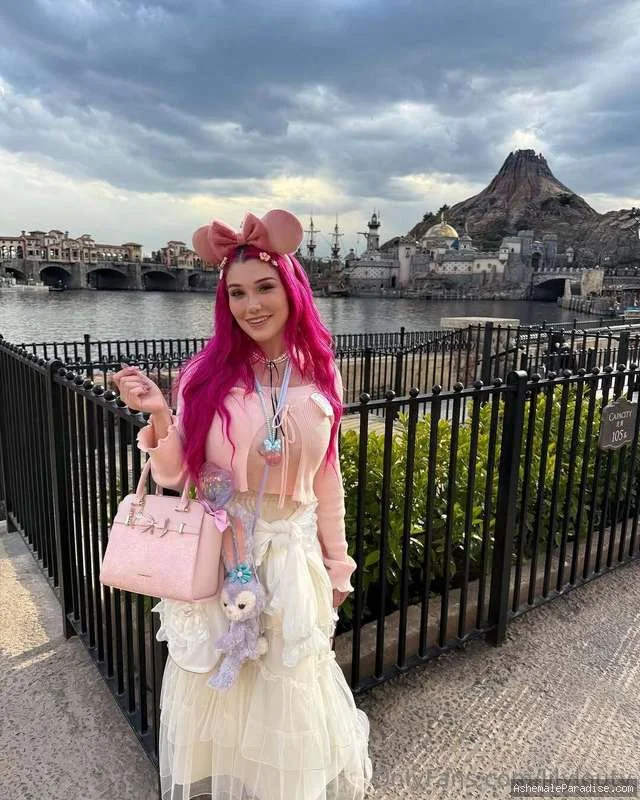 Lily Lou — 100 fotos