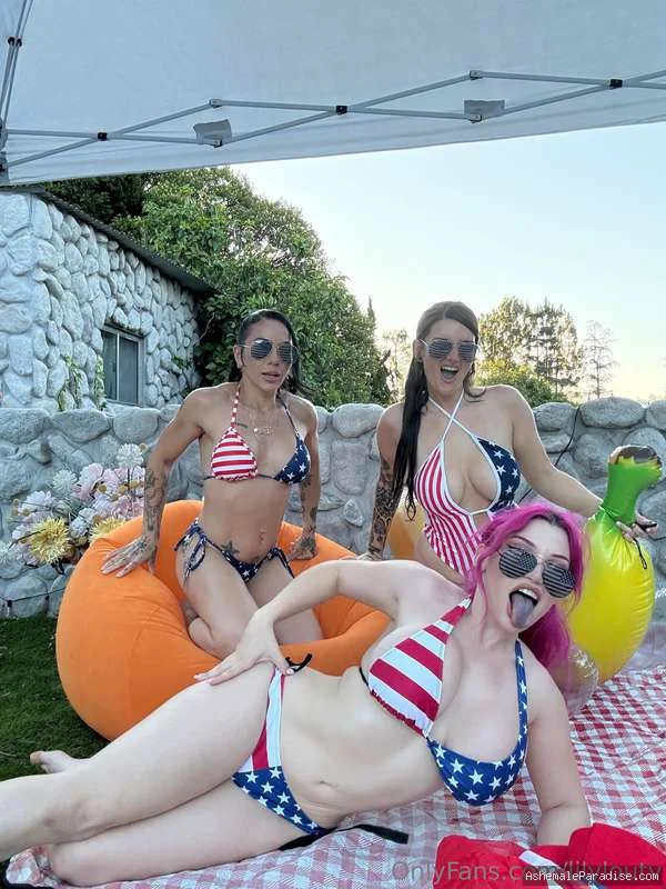 Lily Lou — 100 fotos