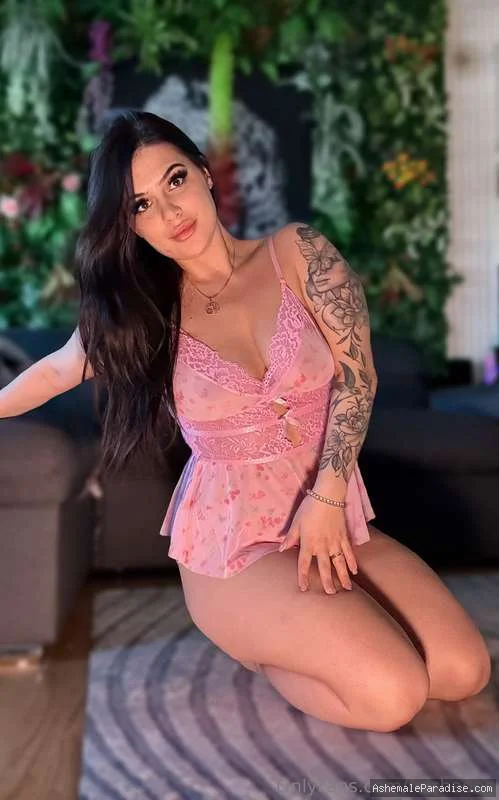 Misha D — Misha D — 17 fotos — OnlyFans Photos