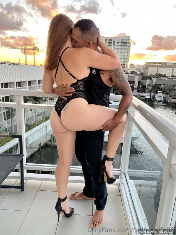 Red Hot Wife — 92 fotos