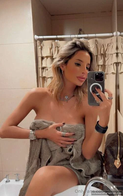 tina.ts — tina.ts — 34 fotos — OnlyFans Photos