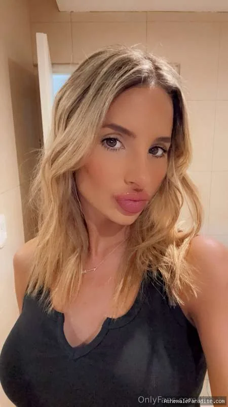 tina.ts — tina.ts — 34 fotos — OnlyFans Photos