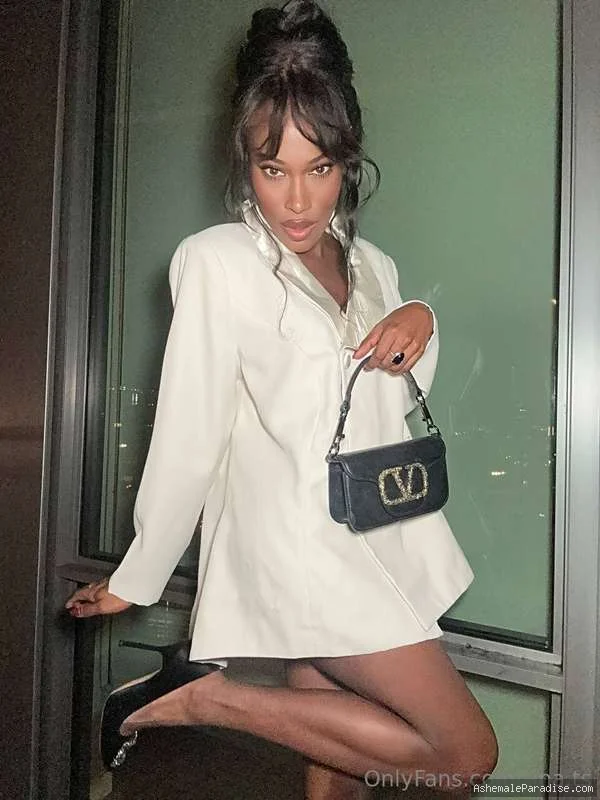 tina.ts — tina.ts — 34 fotos — OnlyFans Photos